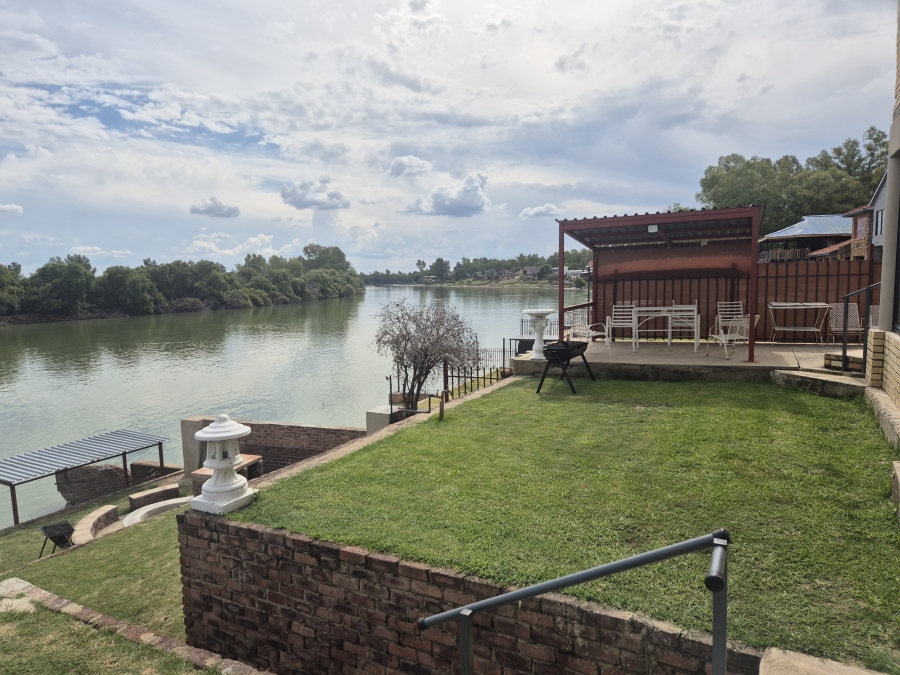 5 Bedroom Property for Sale in Bloemhof North West